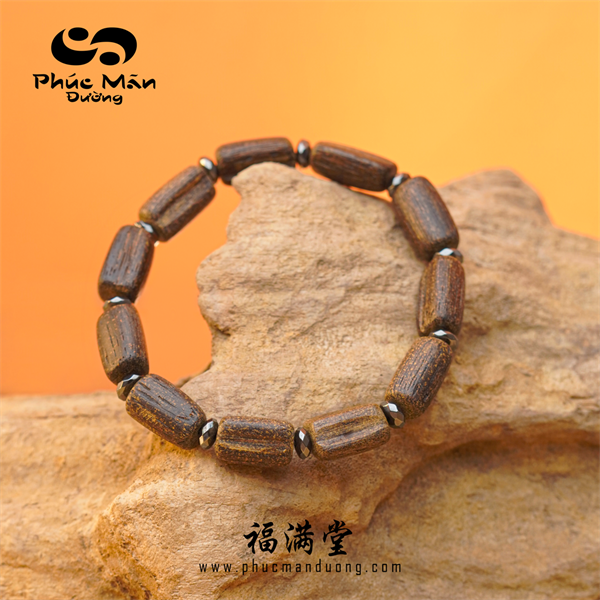 Vòng Tay Trầm Rục Việt Hạt Tự Nhiên Phối Đá Hematite (Size Trung)
