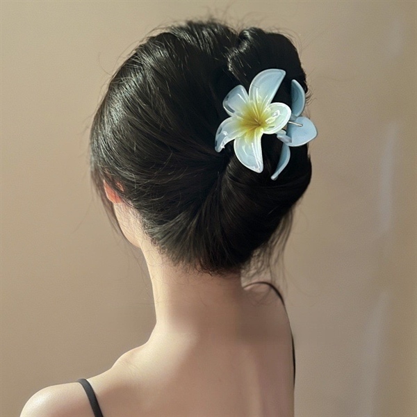 Kẹp tóc hoa sứ màu xanh
