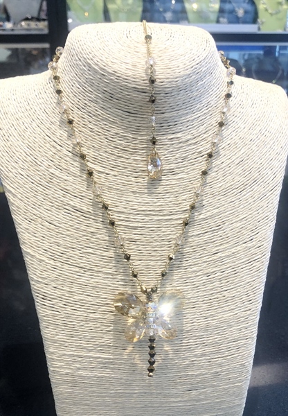 Vòng cổ bẻ đinh pha lê mặt chuồn chuồn màu trà