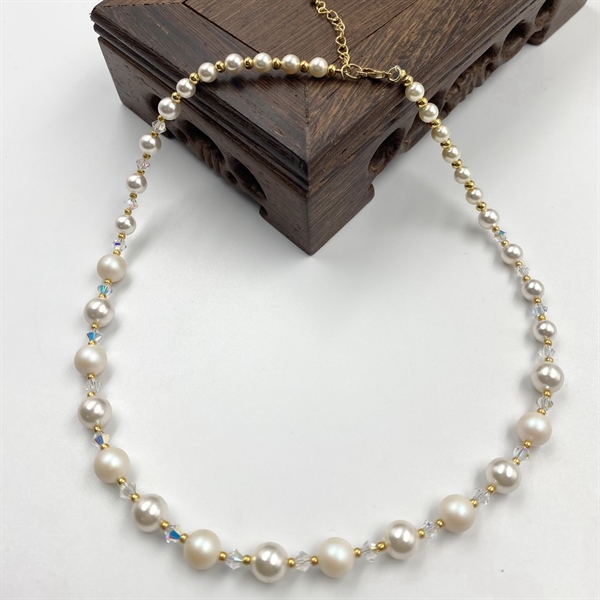 Vòng cổ ngọc trai Swa 5810 mix pha lê 5328M4 và cườm