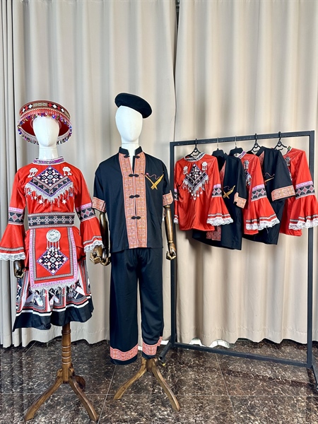 TRANG PHỤC DÂN TỘC MÈO ĐỎ