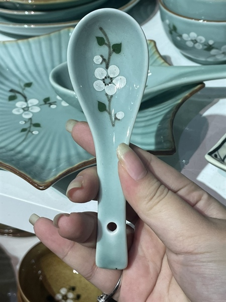 Muỗng cơm XANH NGỌC VẼ HOA TRẮNG