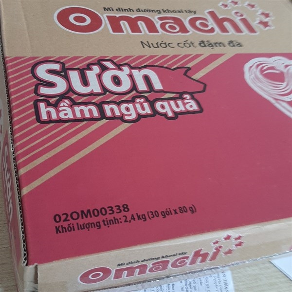 THÙNG OMACHI SƯỜN HẦM NGŨ QUẢ・豚カルビの煮込み麺
