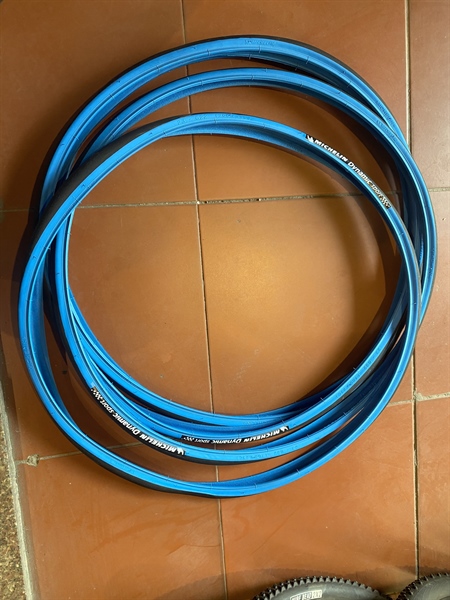 Lốp 700x23 Michelin màu xanh (chiếc)
